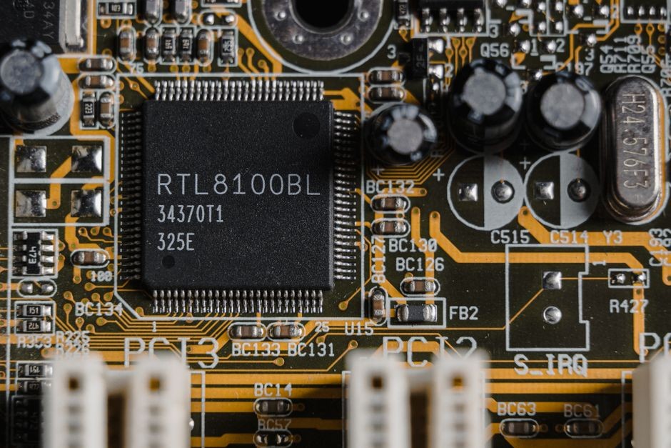 Chip prosesor smartphone dengan sirkuit elektronik sebagai ilustrasi performa perangkat keras