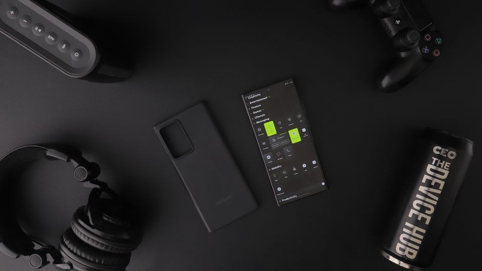 Seseorang memainkan game berat di smartphone untuk menguji performa grafis