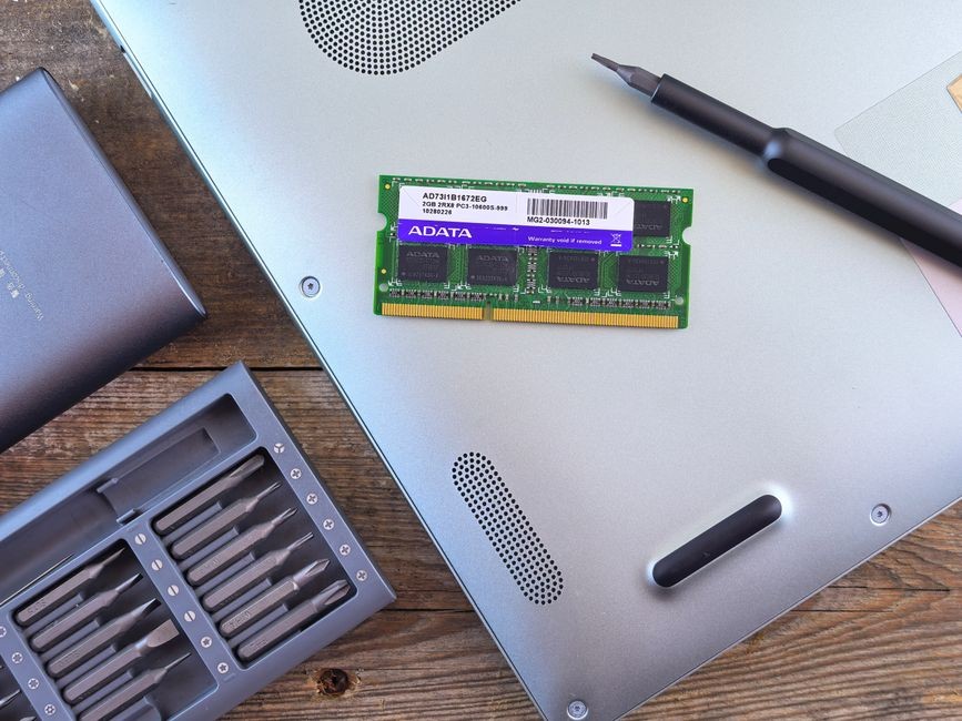 Tampilan Task Manager Windows 11 menunjukkan grafik pemakaian memori RAM laptop yang melonjak