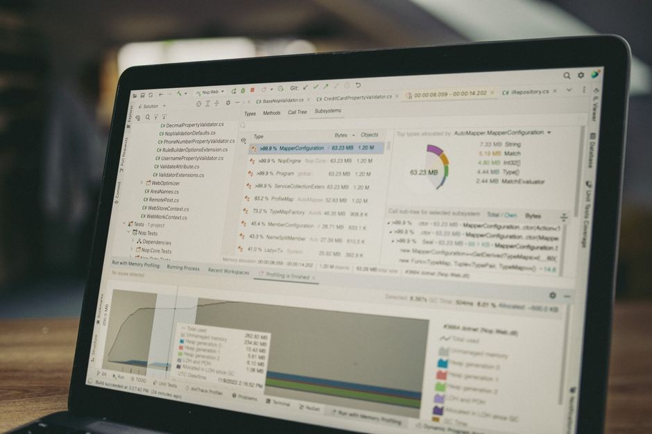 Ilustrasi monitor komputer menampilkan grafik performa dan pemakaian memori sistem operasi Windows