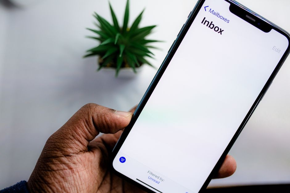 Layar ponsel penuh deretan notifikasi yang belum dibaca