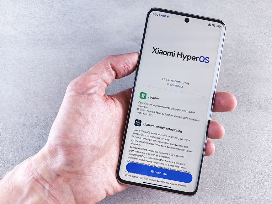 Layar smartphone menampilkan proses update sistem Android 17