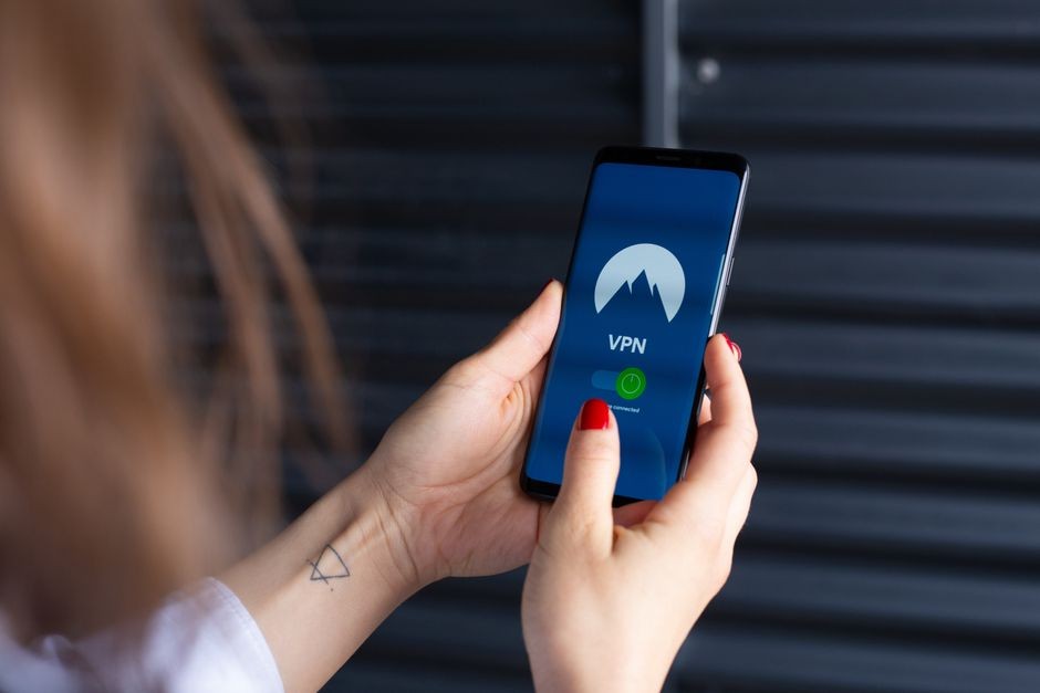 Pengguna mengatur dan menyaring izin privasi aplikasi pada ponsel cerdas.