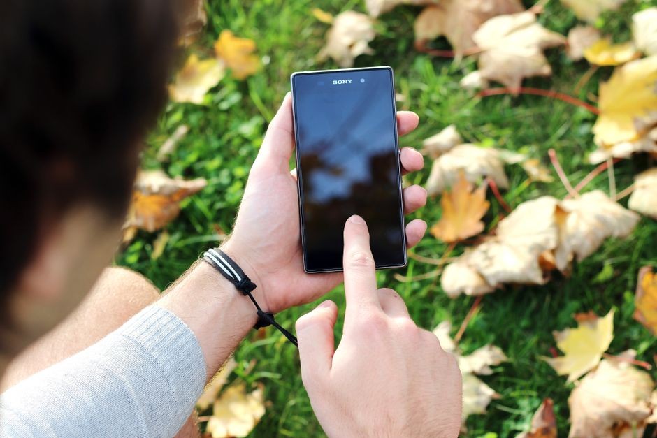 Pemindai sidik jari membuka kunci telepon genggam secara biometrik