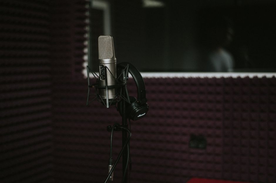 Studio rekaman musik dengan mikrofon kondenser dan headphone profesional