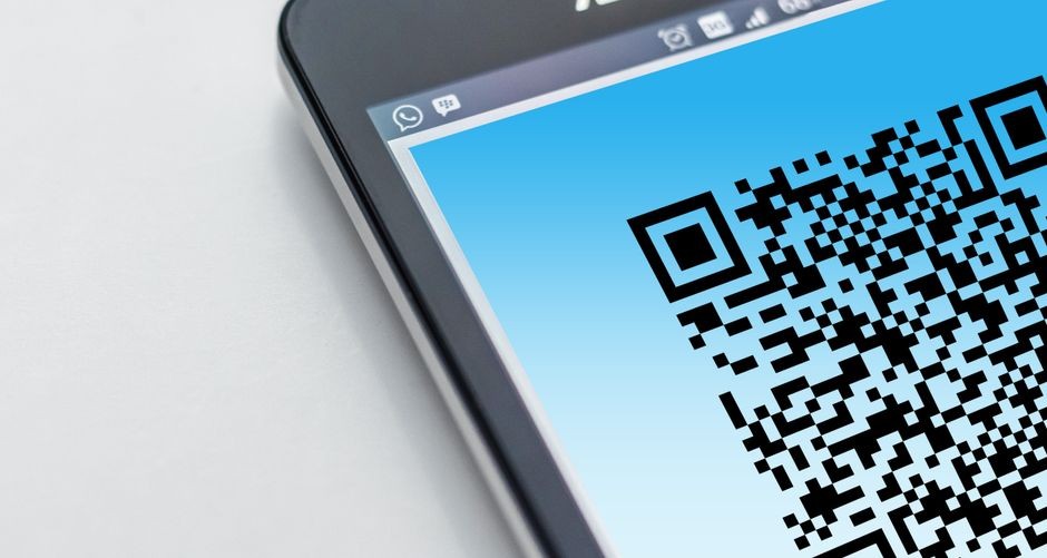 Ponsel memindai kode QR untuk pembayaran, ilustrasi celah quishing pada transaksi digital