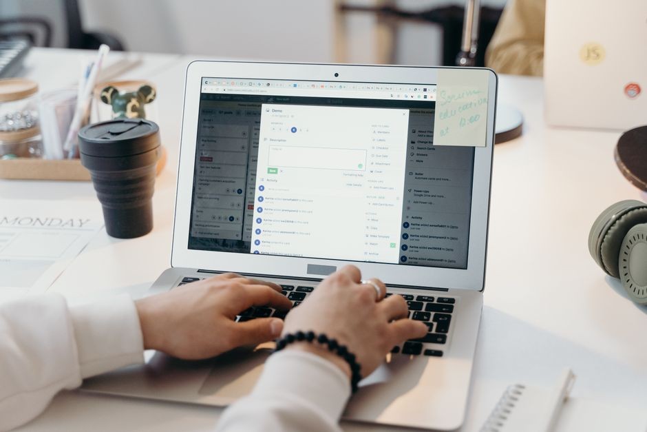 Layar laptop menampilkan kotak masuk email kantor, pintu masuk phishing ke kredensial perusahaan