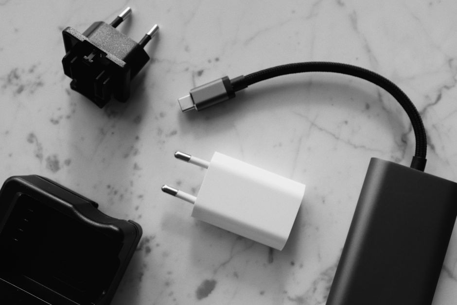 Adaptor charger GaN kompak dengan port USB-C, ukurannya jauh lebih kecil dari charger konvensional