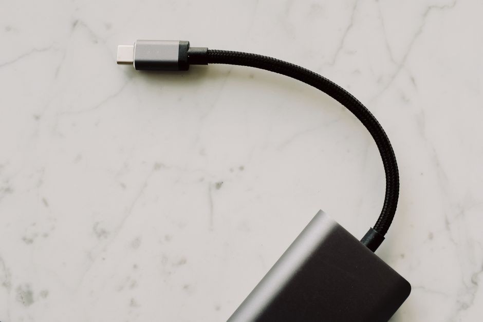 Kabel USB-C menyambungkan adaptor ke ponsel saat pengisian daya cepat