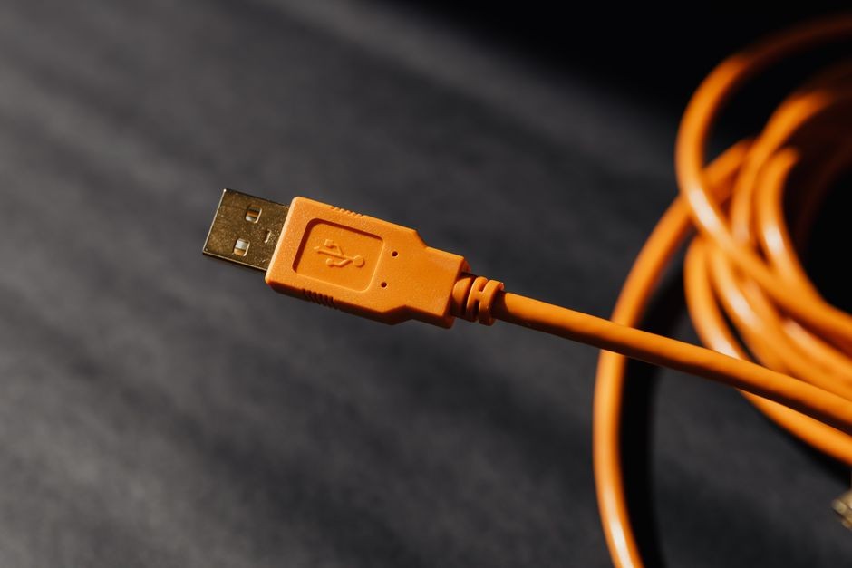 Kabel data menghubungkan dua smartphone untuk memindahkan file besar secara cepat