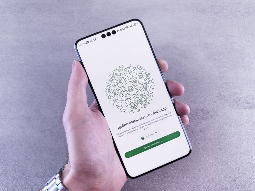 Layar smartphone menampilkan pengaturan cadangan chat sebelum dipindahkan ke perangkat baru