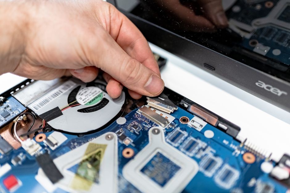 Ilustrasi prosesor laptop generasi baru dengan chip dan motherboard teknologi AI
