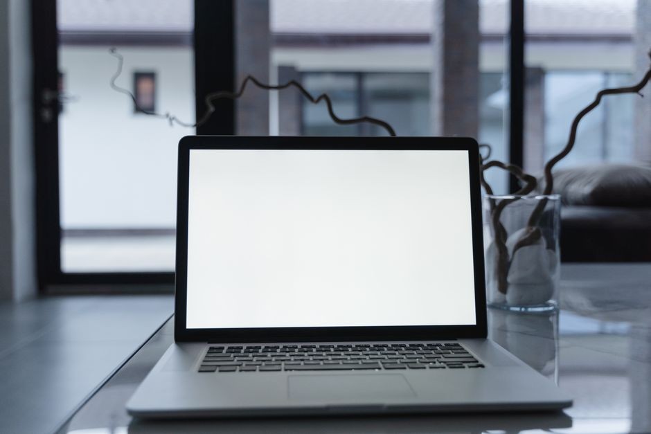 Ilustrasi laptop tipis ringan di meja kerja modern tanpa kipas