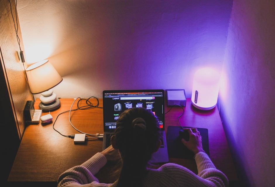 Router WiFi rumah memancarkan sinyal ke seluruh ruangan