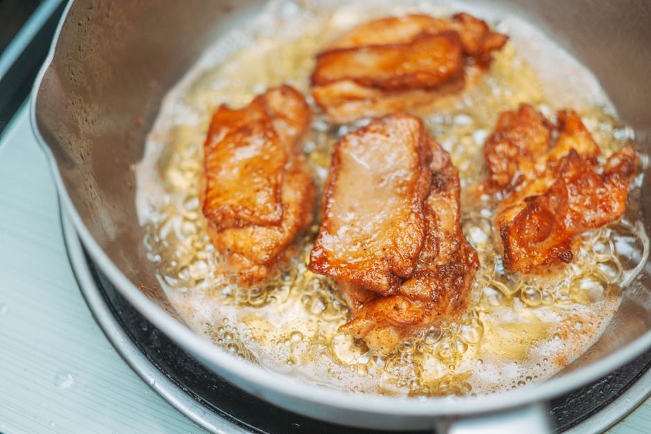 Nasi goreng dimasak di wajan panas di dapur rumah