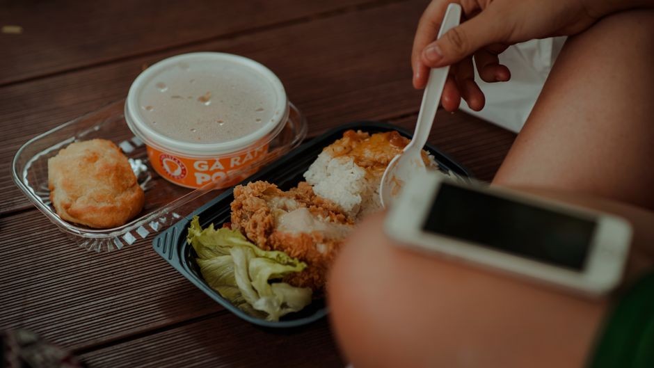 Wadah makanan tertutup rapi tersusun di dalam kulkas