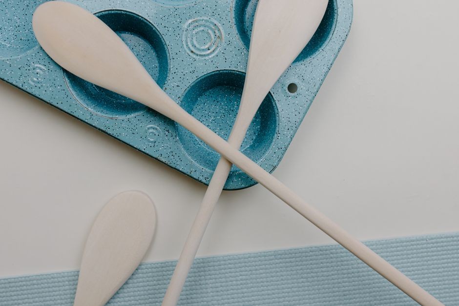 Spatula dapur saat digunakan untuk memasak di wajan antilengket
