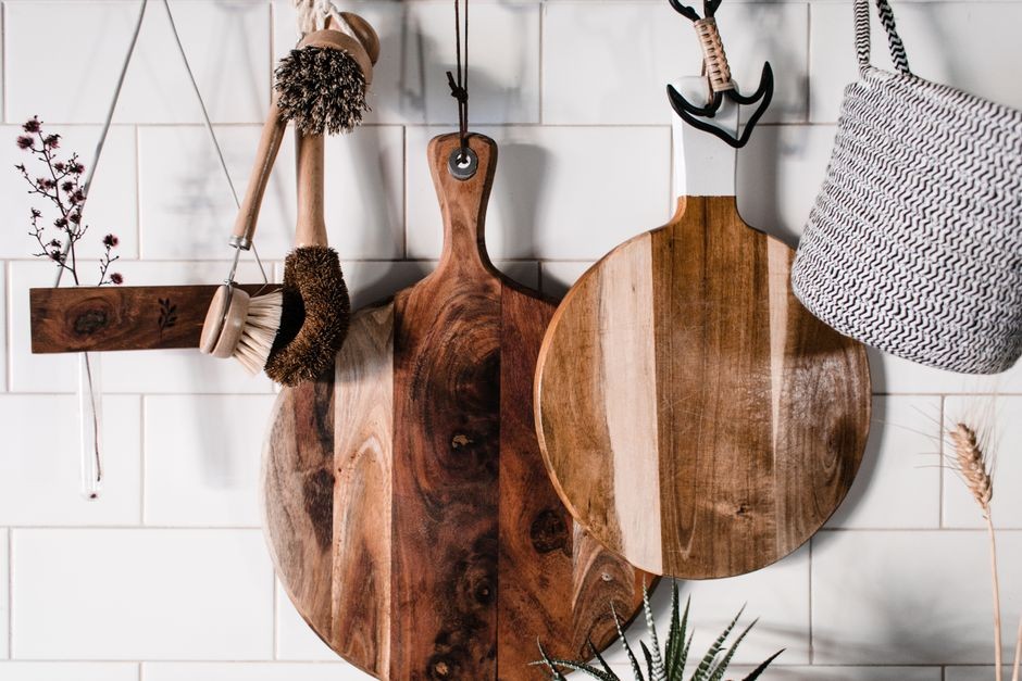 Spatula kayu dan bambu sebagai alternatif yang lebih aman di dapur