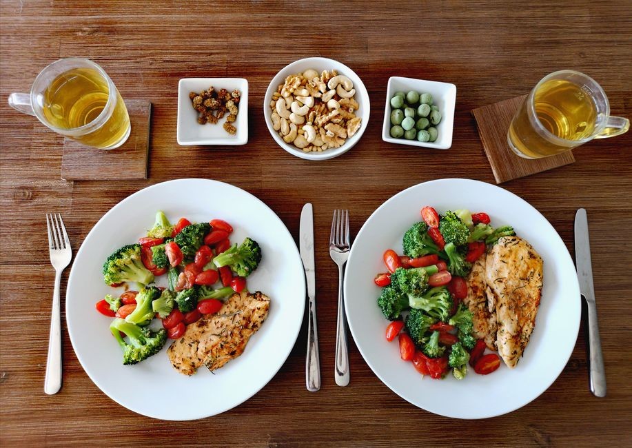 Piring makan malam sehat dengan sayuran dan protein di atas meja makan