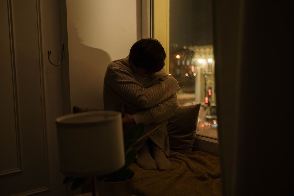Kamar tidur gelap dan tenang untuk menjaga kualitas tidur yang stabil