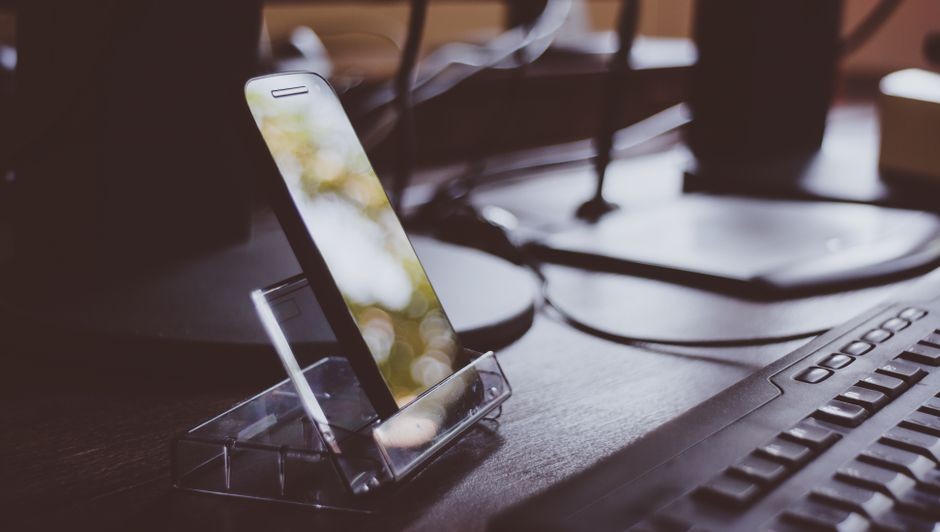 Layanan perbaikan dan pembersihan layar smartphone dengan kain microfiber