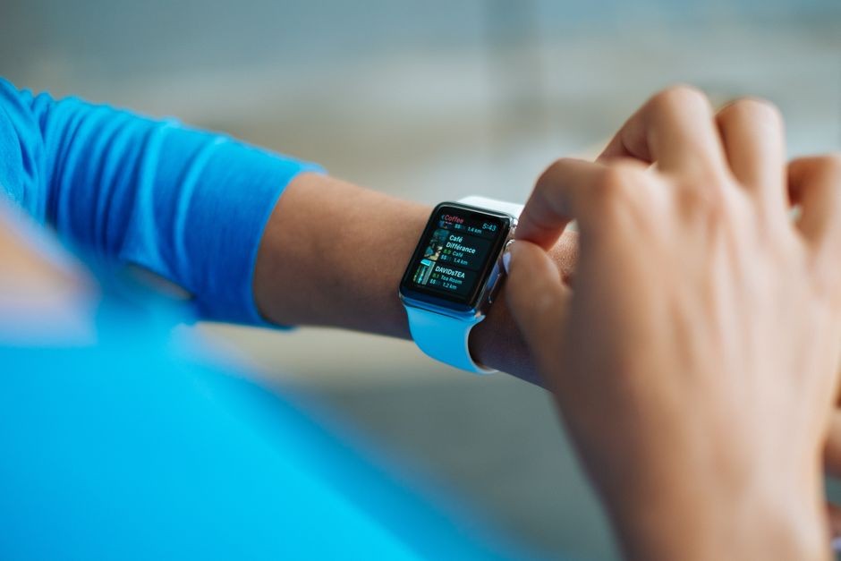 Smartwatch dengan sensor kesehatan dan pelacakan kebugaran di pergelangan tangan