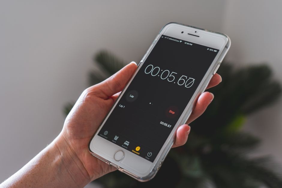 Telepon genggam menampilkan notifikasi pengingat di atas meja kerja saat pagi hari