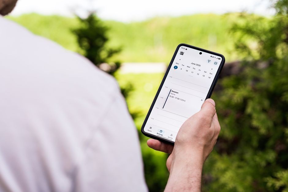 Layar ponsel menampilkan aplikasi kalender beserta jadwal dan pengingat kegiatan