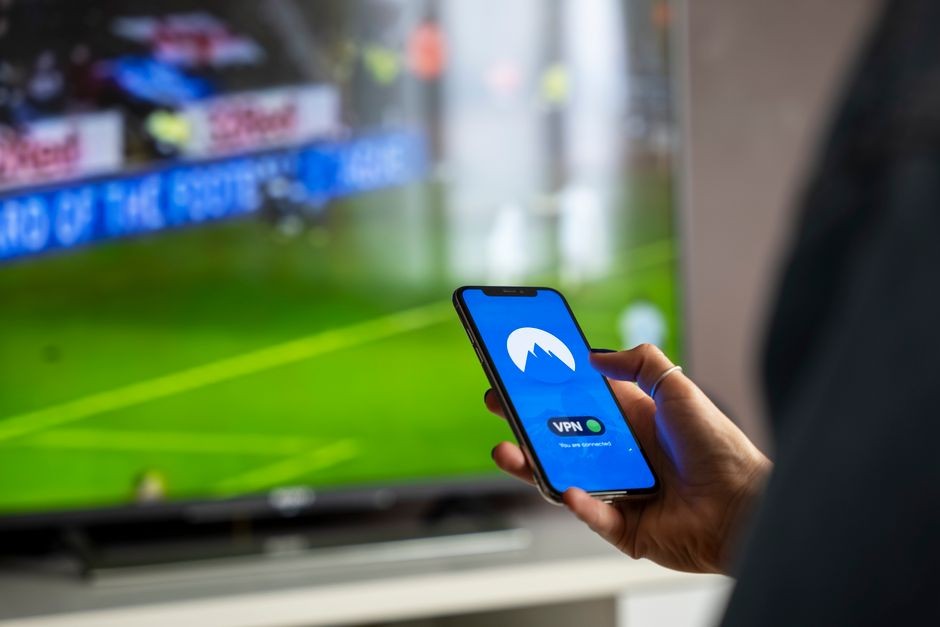 Layar televisi memperbesar tampilan aplikasi dari ponsel hasil mirroring nirkabel