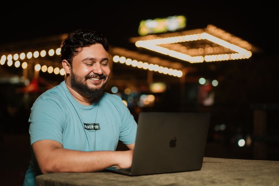 Pria bekerja larut malam di depan laptop dengan ekspresi lelah dan stres, tanda kurang tidur yang mempercepat penuaan organ