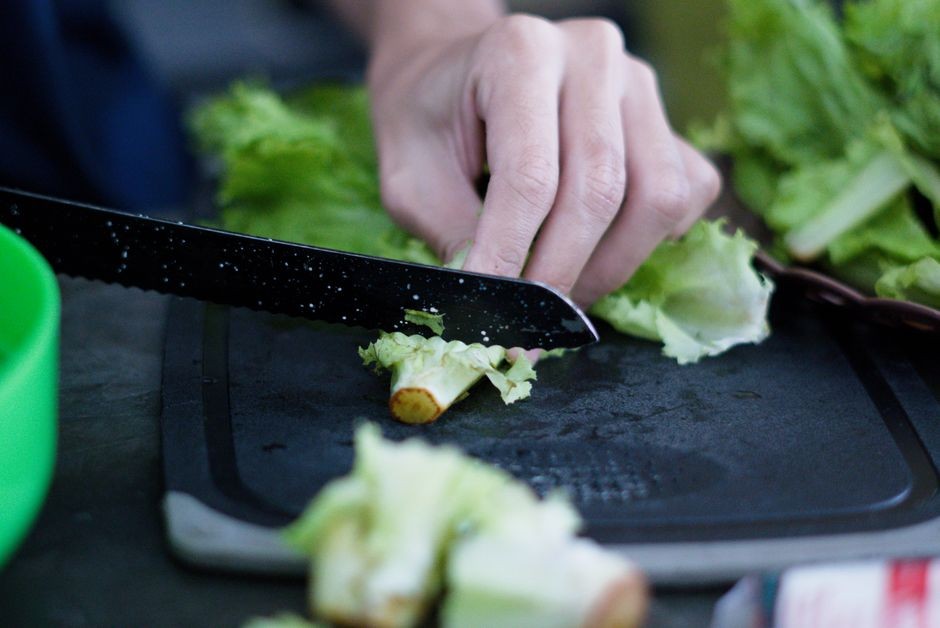Piring makanan sehat berisi bayam dan sayuran kaya zat besi
