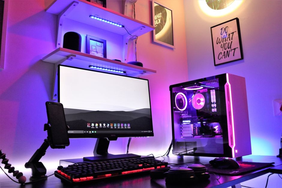 Ponsel gaming dengan pencahayaan neon RGB sebagai ilustrasi teknologi pendingin cair aktif