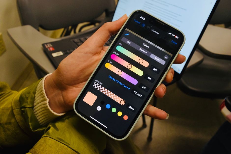 Seseorang menatap layar ponsel pintar yang menampilkan notifikasi
