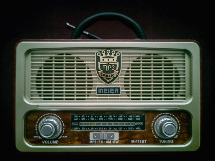 Ilustrasi orang mendengarkan radio FM melalui HP tanpa kuota internet