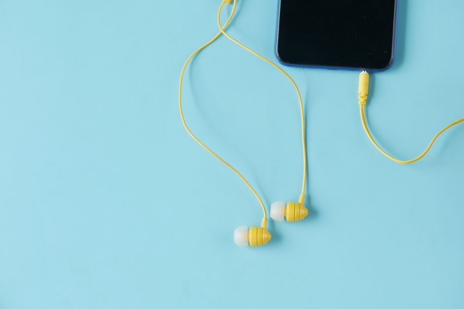 Colokan earphone kabel berperan sebagai antena penerima gelombang radio FM