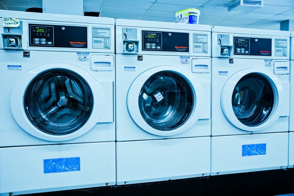 Mesin cuci modern di ruang rumah tangga sebagai ilustrasi perawatan elektronik harian