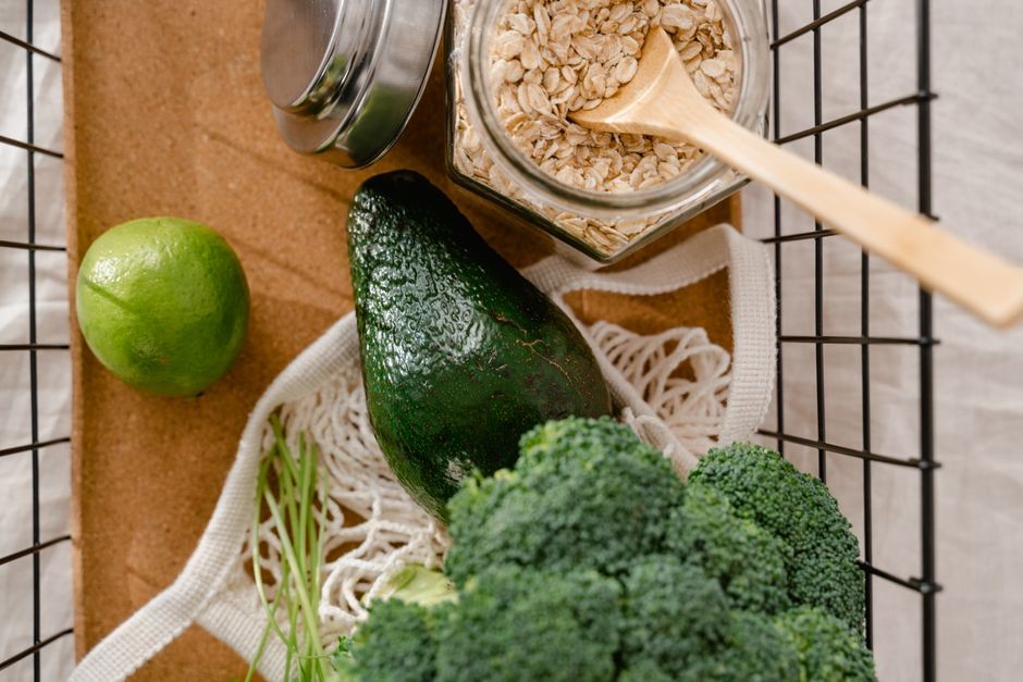 Asupan sayur dan buah berserat untuk menjaga kesehatan pencernaan dan usus besar.