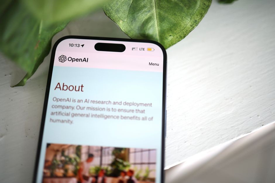 Ilustrasi layar pengaturan ponsel yang menampilkan informasi nomor model dan versi Android