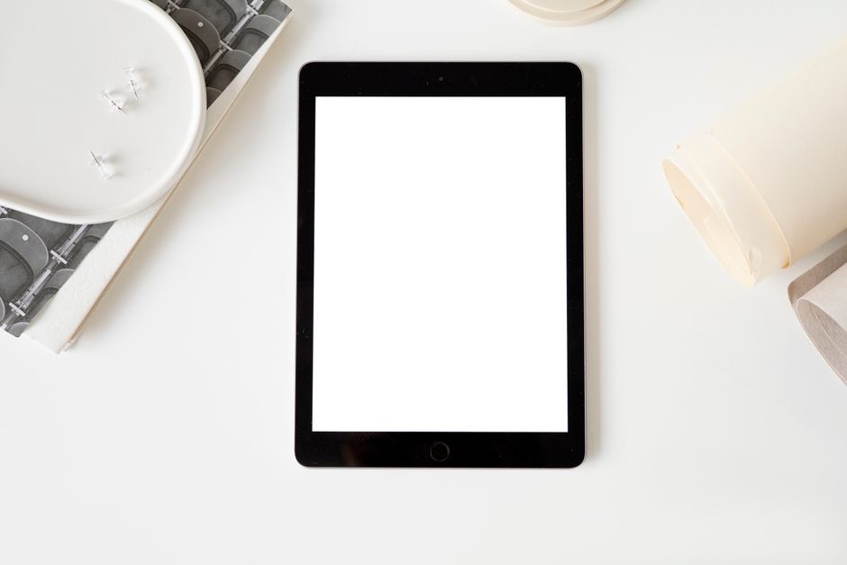 Telepon genggam dan tablet berdampingan di atas meja sebagai perbandingan dua perangkat