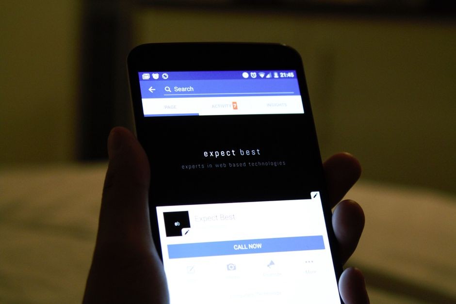 Ponsel sedang memuat halaman situs, ilustrasi internet yang merangkak meski sinyal penuh