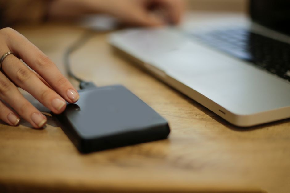 Baterai laptop sedang diisi daya, menggambarkan ketahanan baterai perangkat Windows on Arm