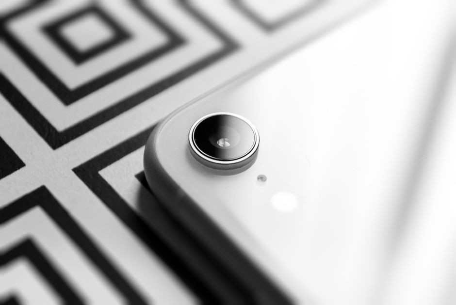 Kamera belakang ponsel dengan lensa tajam, alternatif webcam laptop yang buram