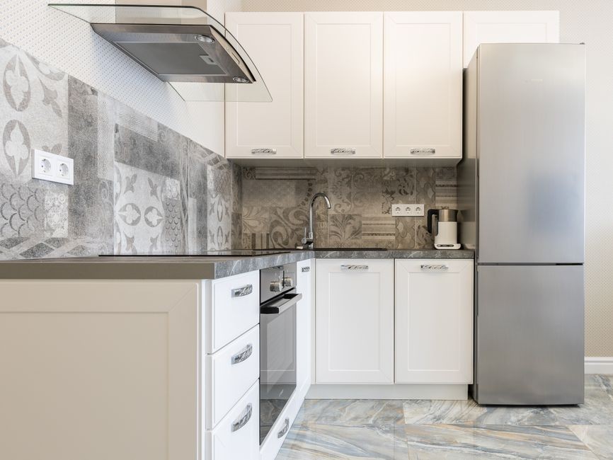 Interior dapur modern dengan kulkas dan peralatan rumah tangga tertata rapi