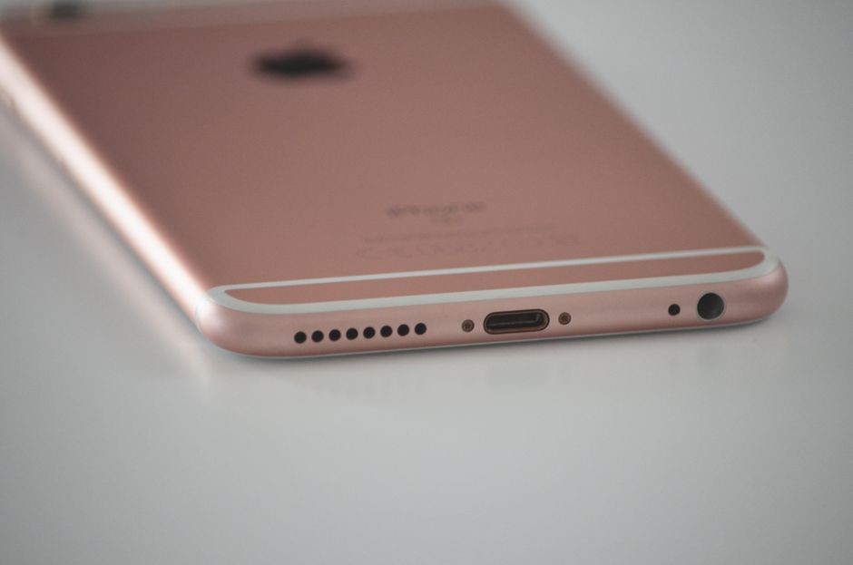 Handphone sedang diisi daya, kebiasaan menghabiskan baterai sampai nol justru memberi tekanan pada sel