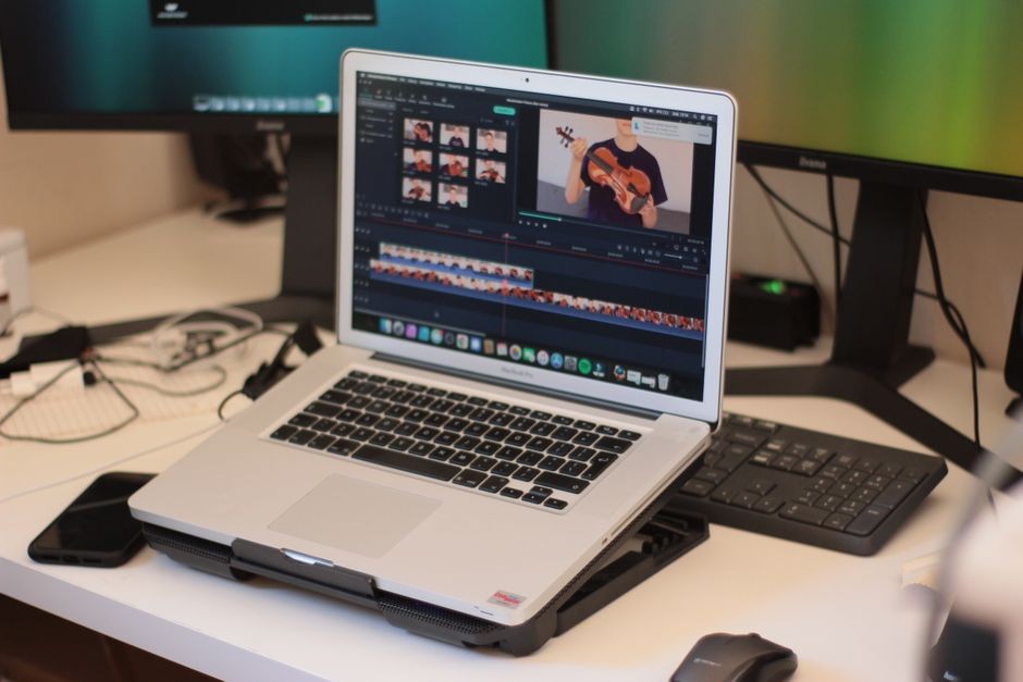 Laptop di atas alas keras agar ventilasi dan suhu baterainya tetap stabil