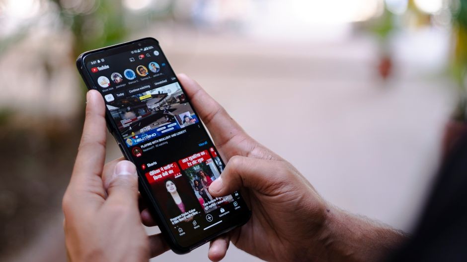 Video tersimpan dan diputar langsung dari dalam aplikasi di layar ponsel