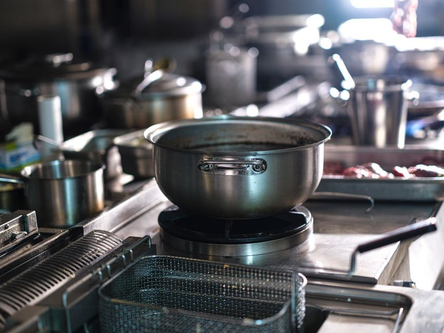 Panci ditaruh di atas kompor menyala untuk merebus bahan masakan