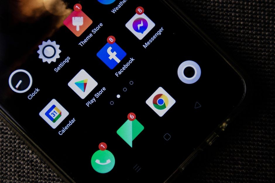Layar HP penuh ikon aplikasi dan notifikasi yang setiap hari meminta perhatian