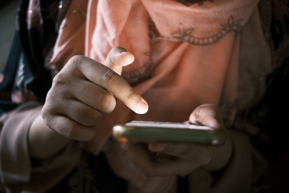 Jempol menekan tombol izin akses di layar HP tanpa membaca rinciannya