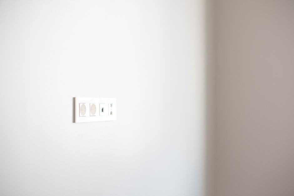 Stopkontak kosong di rumah modern dengan beberapa alat elektronik dalam keadaan dicabut kabelnya